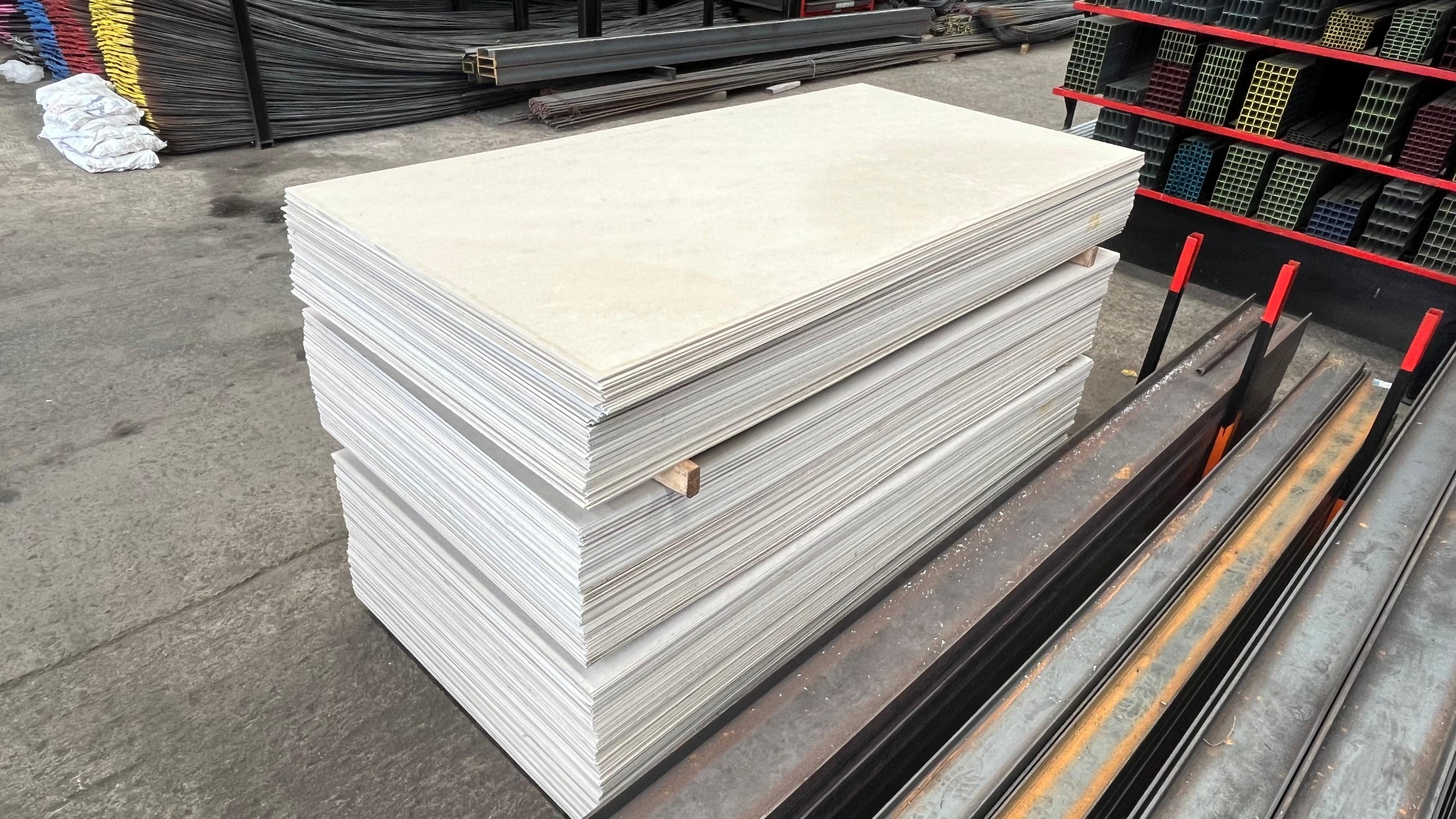 PAPAN KALSI BOARD 1220 X 2440 X 4MM 1 jual papan kalsiboard